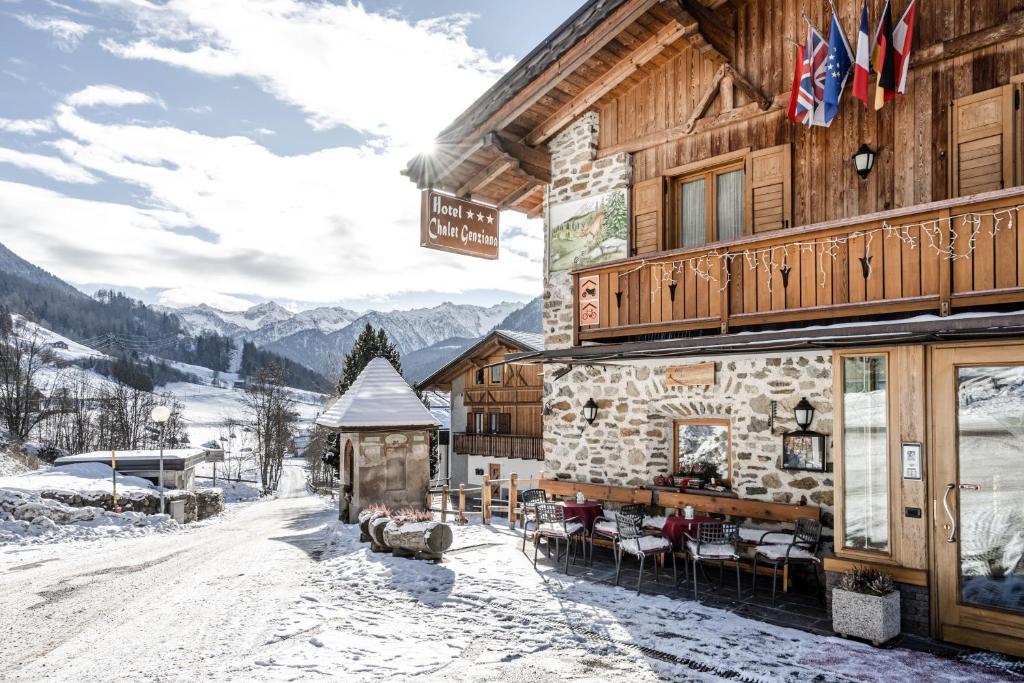 un lodge de esquí con nieve en el suelo en Hotel Chalet Genziana, en Peio