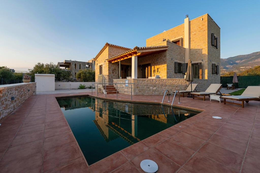 una piscina frente a una casa en Villas Chrysanthi, en Stoupa