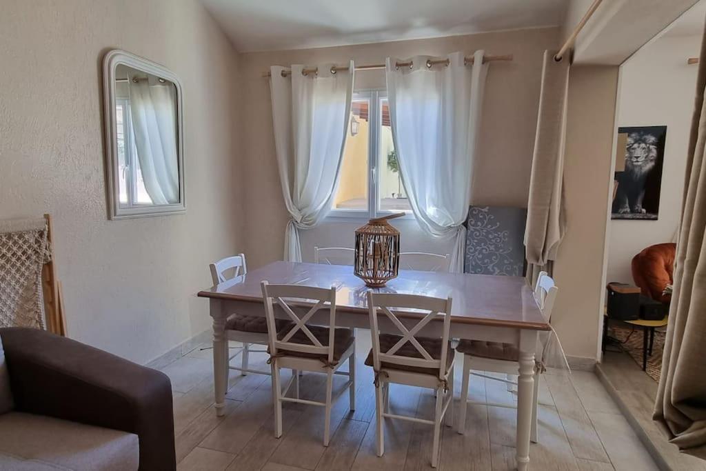 Zdjęcie z galerii obiektu Sublime Maison Proche Mer Avec Piscine w mieście Sanary-sur-Mer