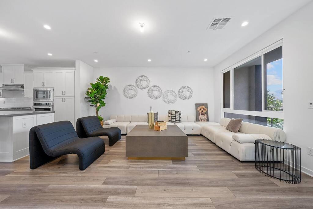 uma sala de estar com um sofá e uma mesa em 1.2 million USD ModernHouse, 12 Mile to Disneyland em Santa Ana