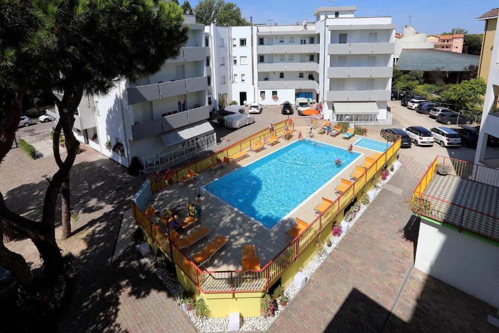 an overhead view of a swimming pool next to a building at Residence La Pigna in Rosolina Mare