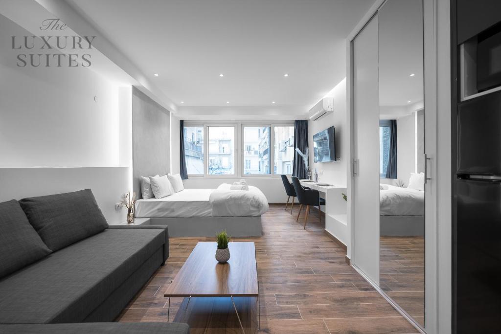 Posteľ alebo postele v izbe v ubytovaní Adelle Apartments, The Luxury Suites