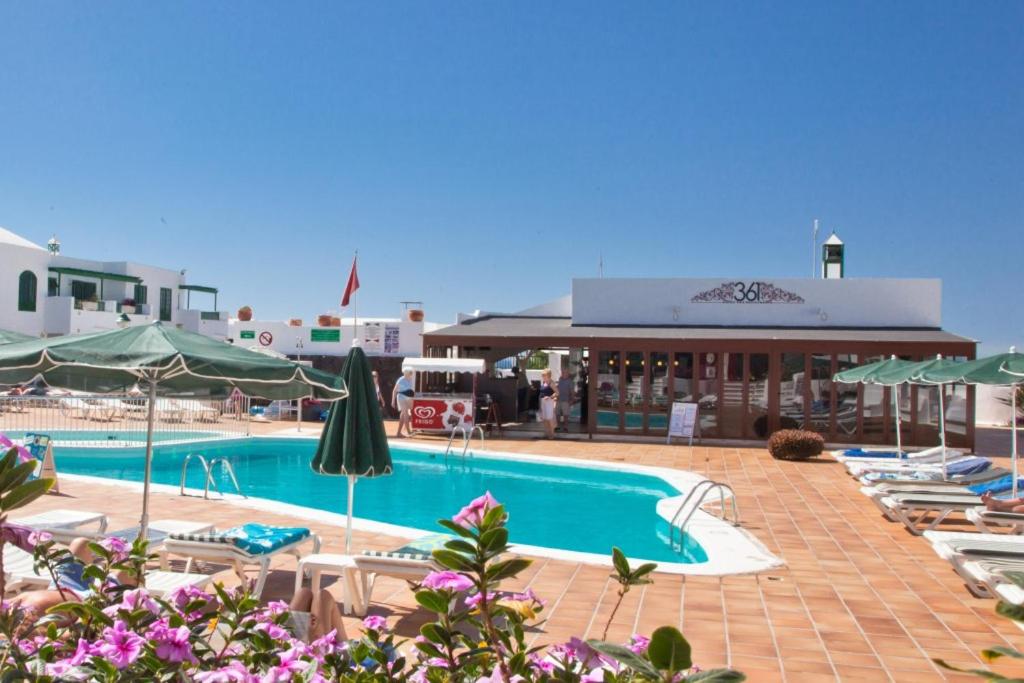 Zdjęcie z galerii obiektu Lanzarote - Las Calas Resort @ Las Palmas - POOL FRONT w Puerto del Carmen