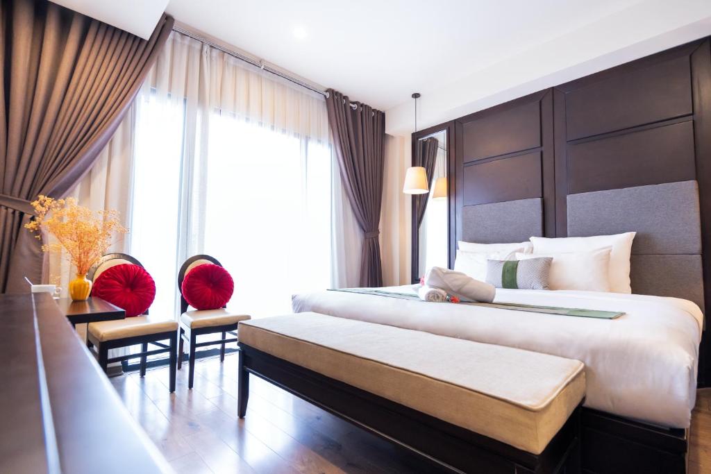 Кровать или кровати в номере Hanoi Center Silk Charming Hotel & Travel