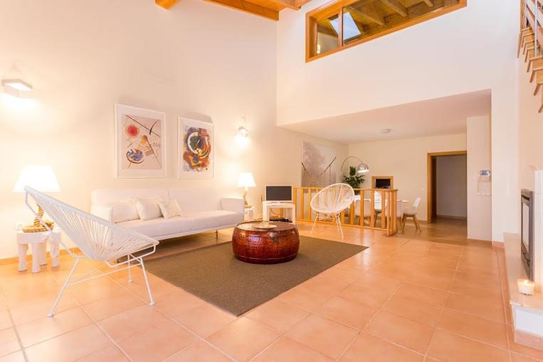 un soggiorno con un divano bianco e un tavolo di Villas T3 com Jardim Vila Sagres a Sagres