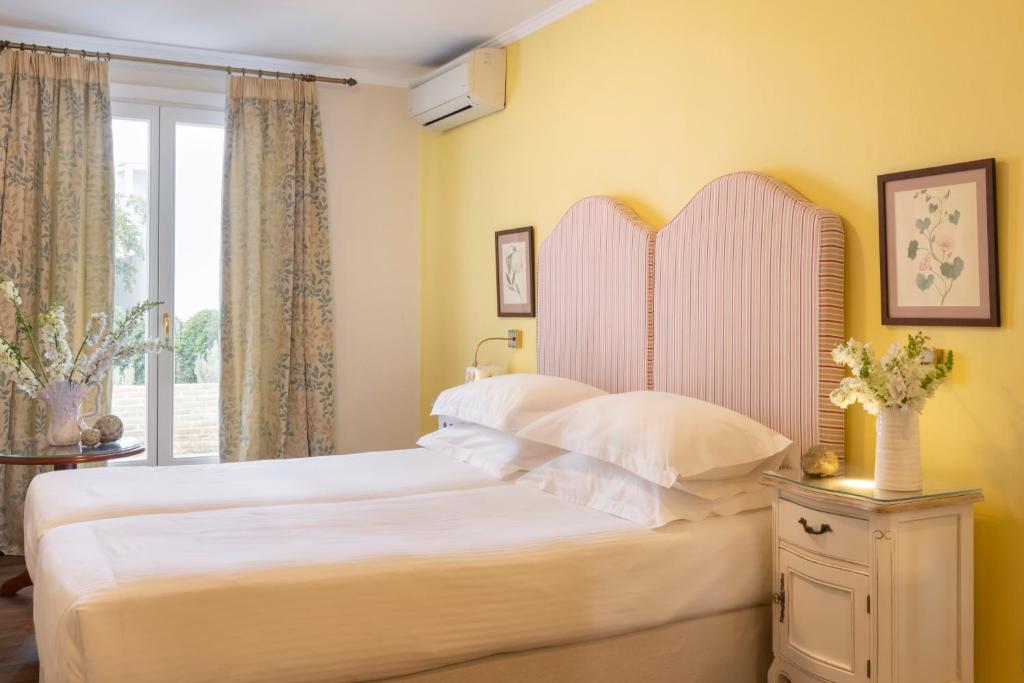 una camera con due letti e una finestra di Kouneni Apartments a Mykonos Città