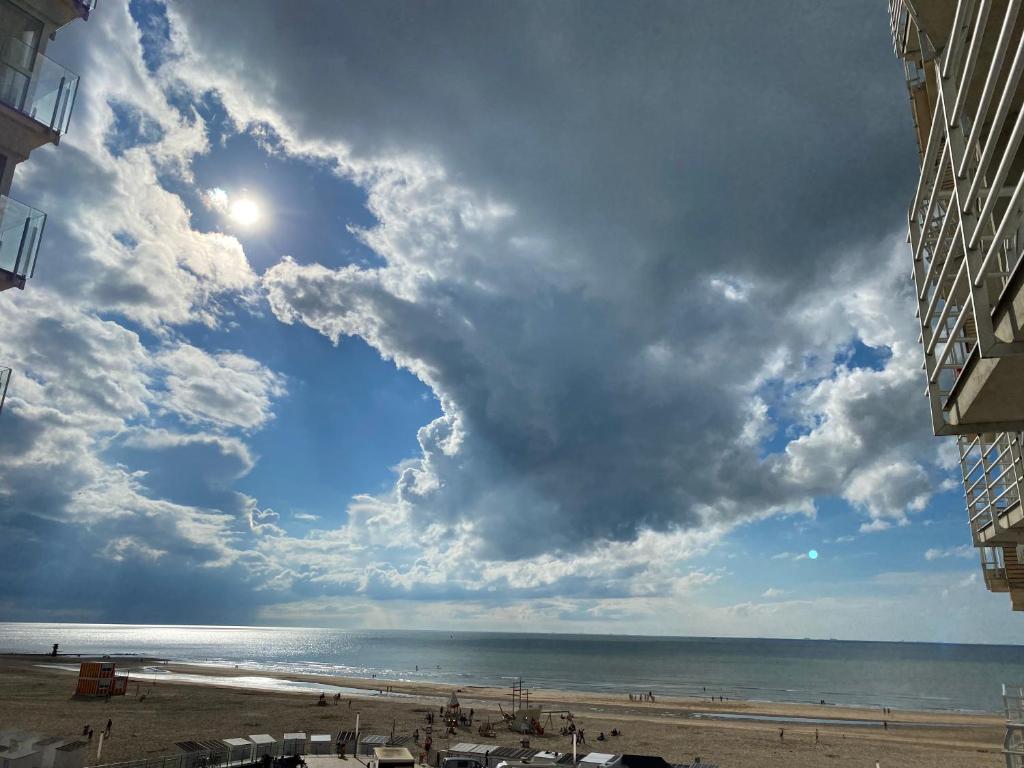 - une vue sur une plage avec un ciel nuageux dans l'établissement SeaView with style, à Ostende