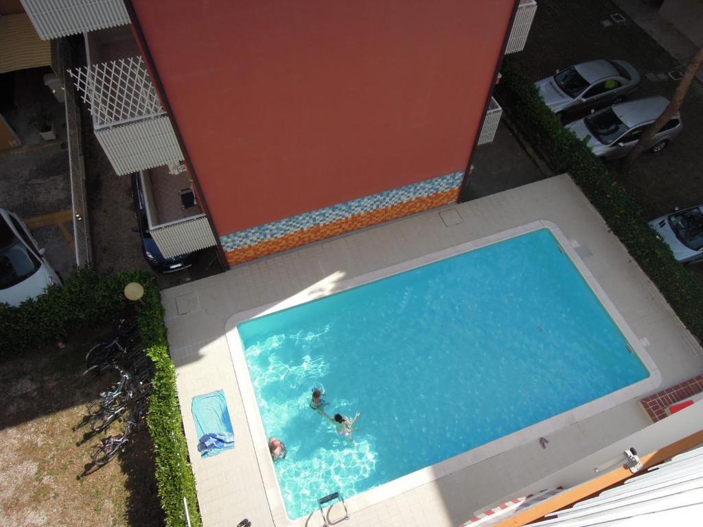 Piscina de la sau aproape de Flat in residence with swimming pool in Bibione