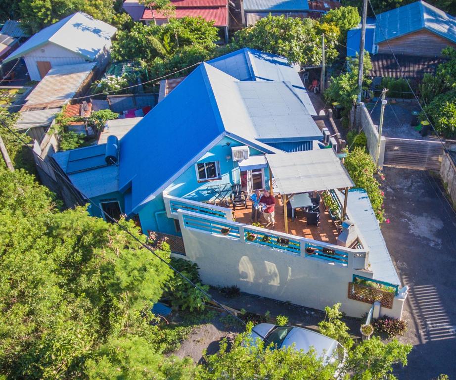 an overhead view of a blue house with a deck at Sweet Home in Saint-Joseph