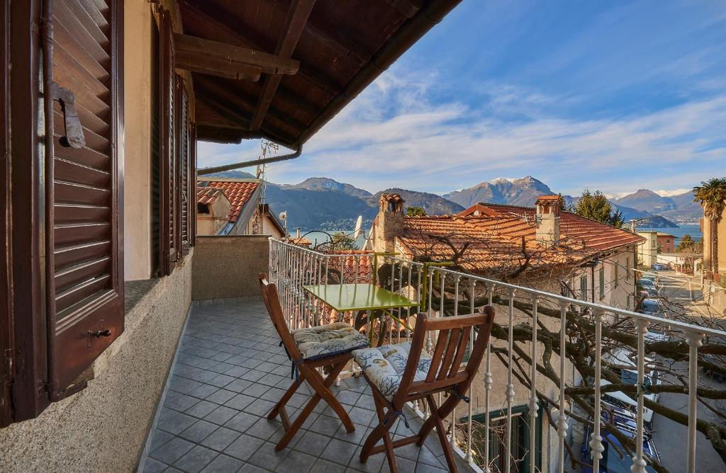 einen Balkon mit 2 Stühlen und einem Tisch in der Unterkunft La Chicca del Lago di Como-a due passi da Varenna in Lierna