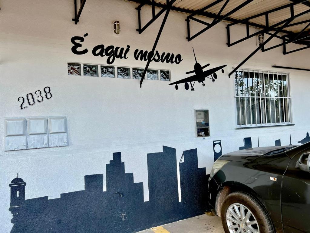 um edifício com um mural de um avião na parede em Aeroporto House em Macapá
