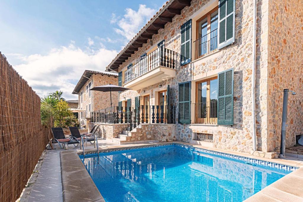 ein Haus mit einem Pool neben einem Gebäude in der Unterkunft Villa PARADISE in Palma de Mallorca
