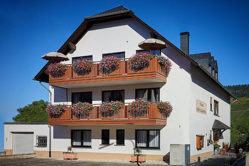 ein Gebäude mit einem Balkon mit Blumen darauf in der Unterkunft Haus Schatzgarten in Traben-Trarbach