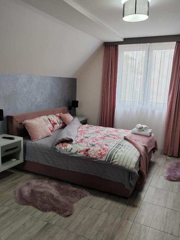 Postel nebo postele na pokoji v ubytování Apartmani Borova Iglica Divčibare