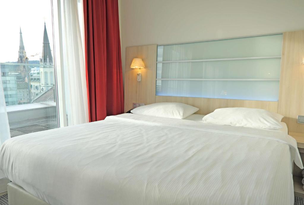 Postel nebo postele na pokoji v ubytování Park Inn by Radisson Linz