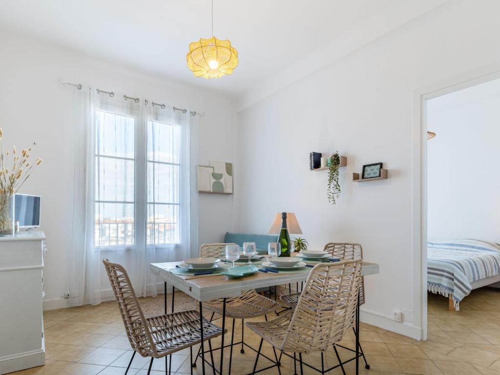 ein Esszimmer mit einem Tisch und Stühlen in der Unterkunft Apartment Foncillon by Interhome in Royan