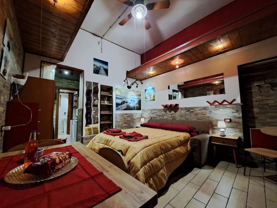 um quarto com uma cama e uma mesa num quarto em il rifugio em Palermo