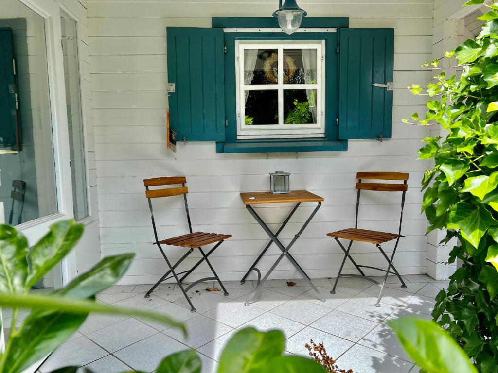 a patio with two chairs and a window at Meerhaus in Zingst