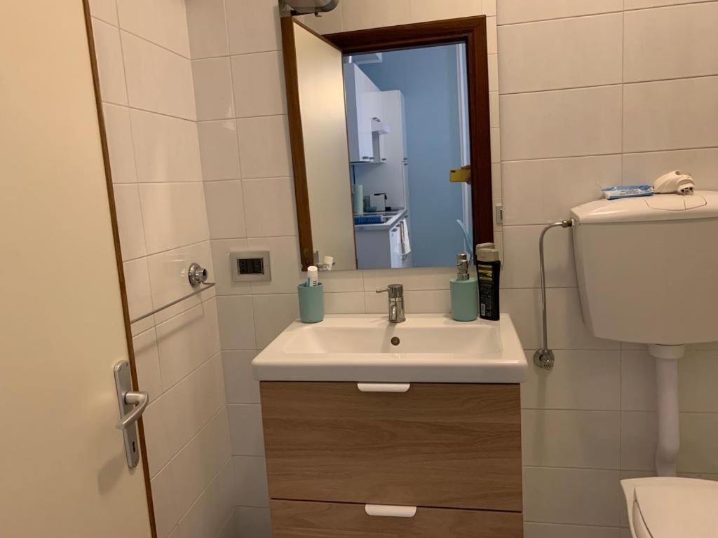 ein Badezimmer mit einem Waschbecken, einem WC und einem Spiegel in der Unterkunft Dimora Anna in Termoli
