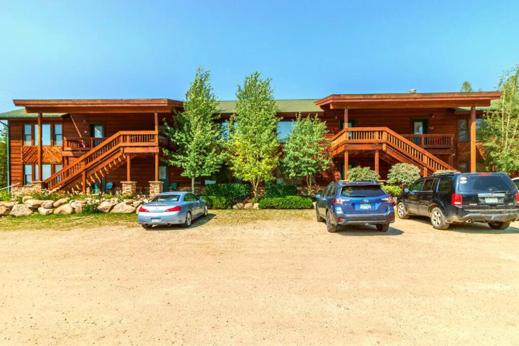 três carros estacionados num parque de estacionamento em frente a uma casa em Summer Escape at the Loose Moose #3 em Grand Lake