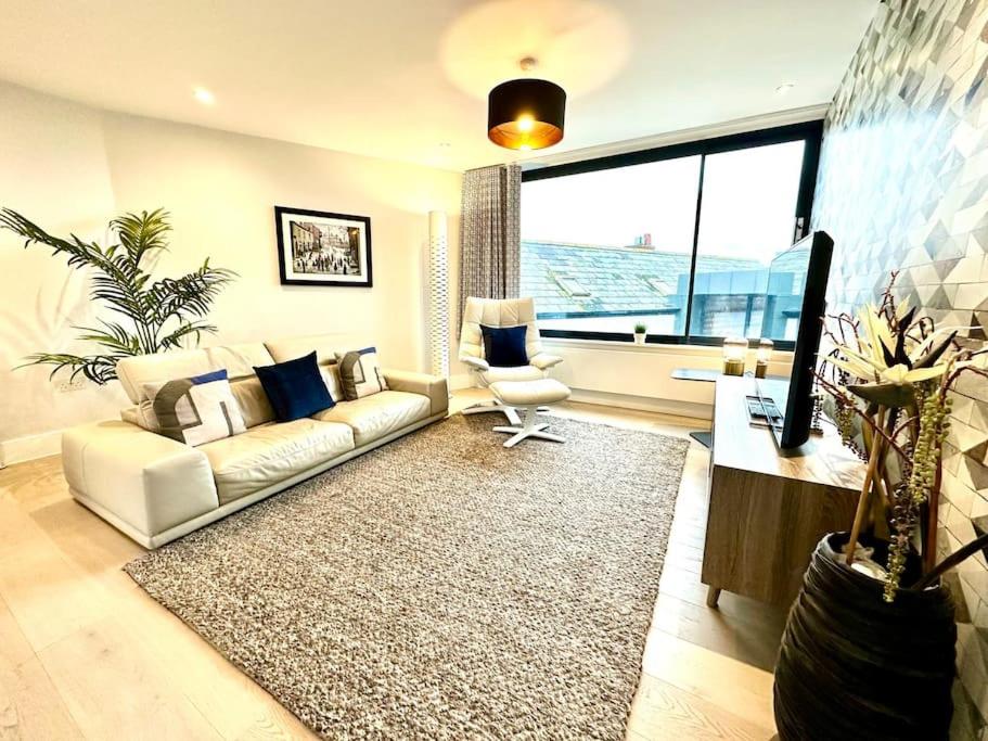 Istumisnurk majutusasutuses Sea View Ultra Modern 2 bedroom Apartment - 1 Min Walk to the Best Beach! - Great Location - FREE Parking - Fast WiFi - Smart TV - sleeps up to 4! Close to Purbeck, Corfe Castle, Sandbanks, Poole & Bournemouth