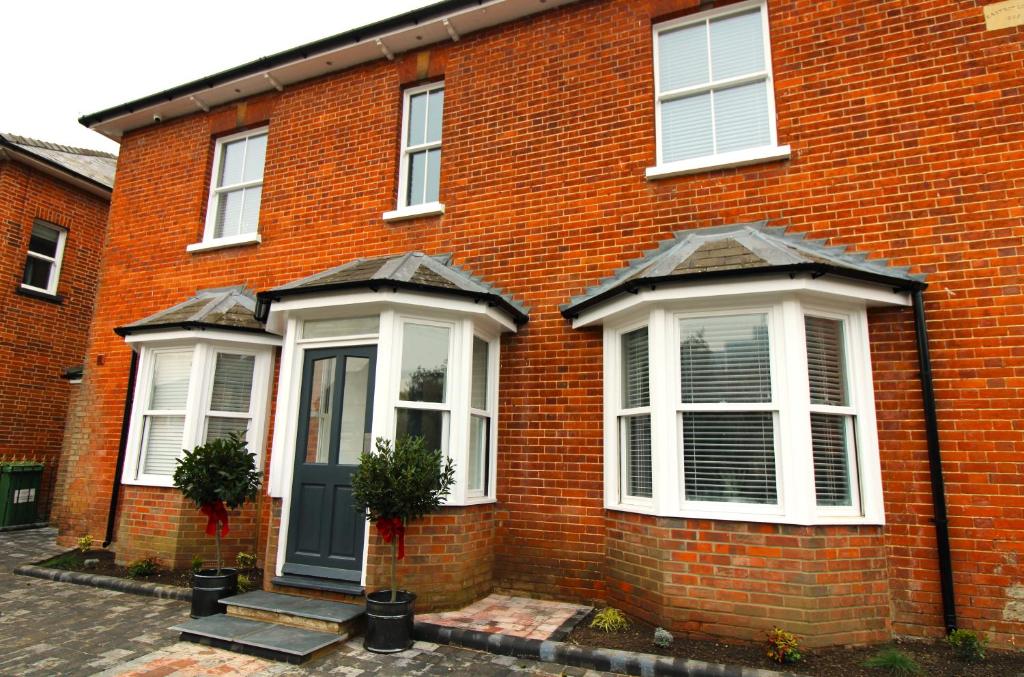 a red brick house with white windows and a door at No 10 @Short Stays in Basingstoke