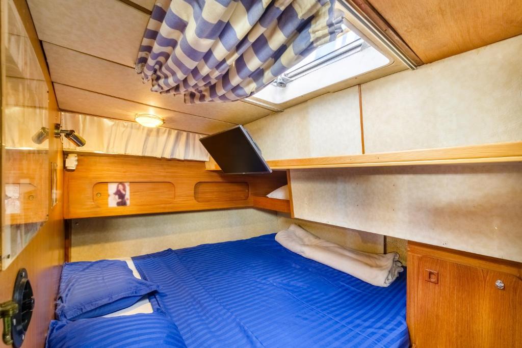 Postel nebo postele na pokoji v ubytování Voilier de 12m à Quai Port Canto