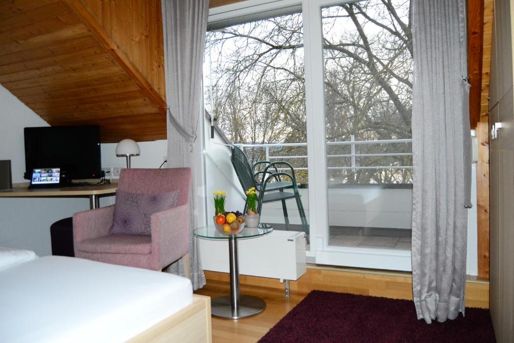 Postel nebo postele na pokoji v ubytování Iris am See garni