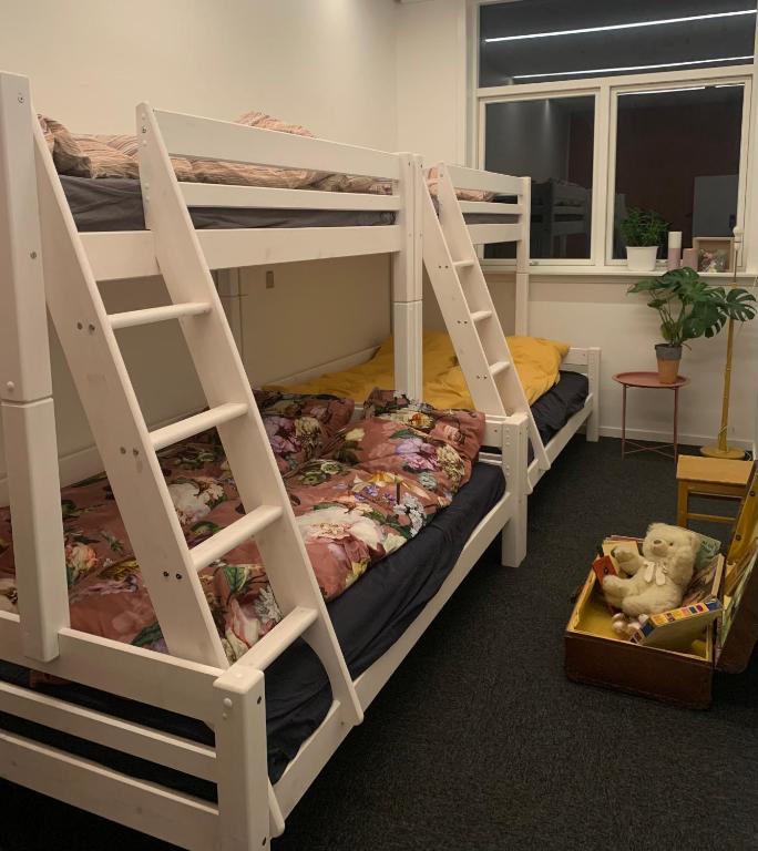 Postel nebo postele na pokoji v ubytování Børnenes