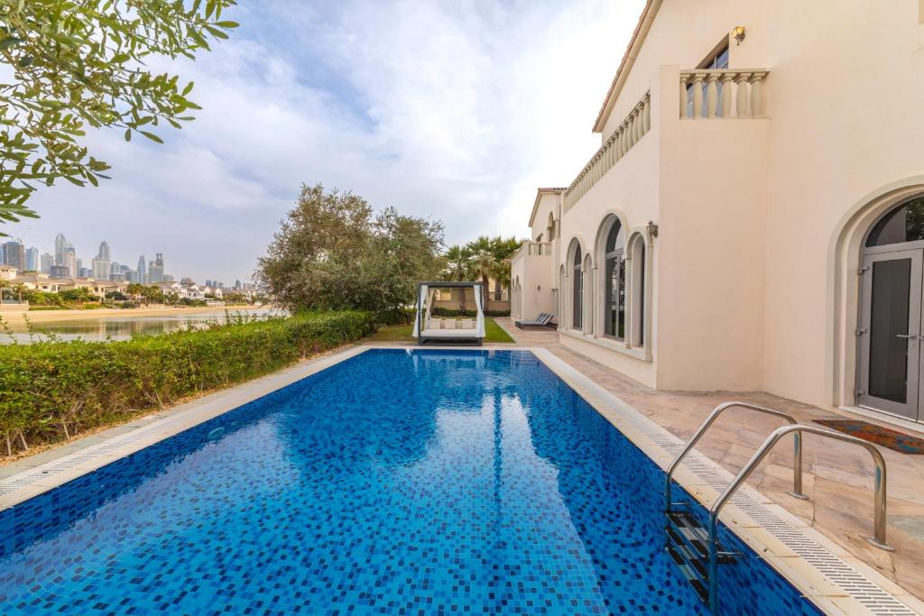 einen Pool im Hinterhof eines Hauses in der Unterkunft Maison Privee - Private Pool & Beach Access Villa with Cinematic Vws in Dubai