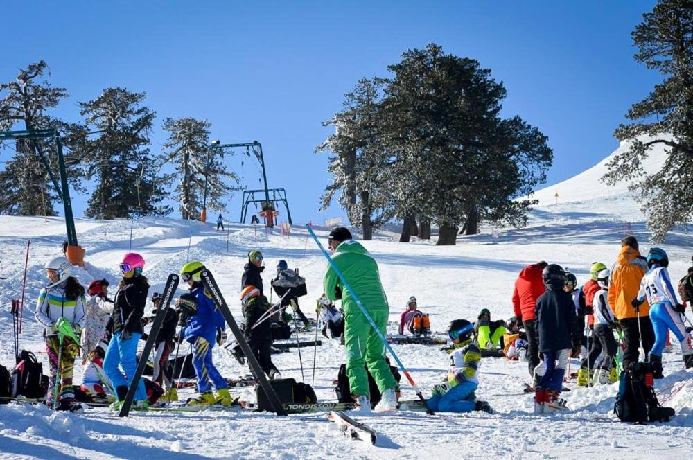 un grupo de personas en un remonte en la nieve en Villa Maria Aβδέλλα, 