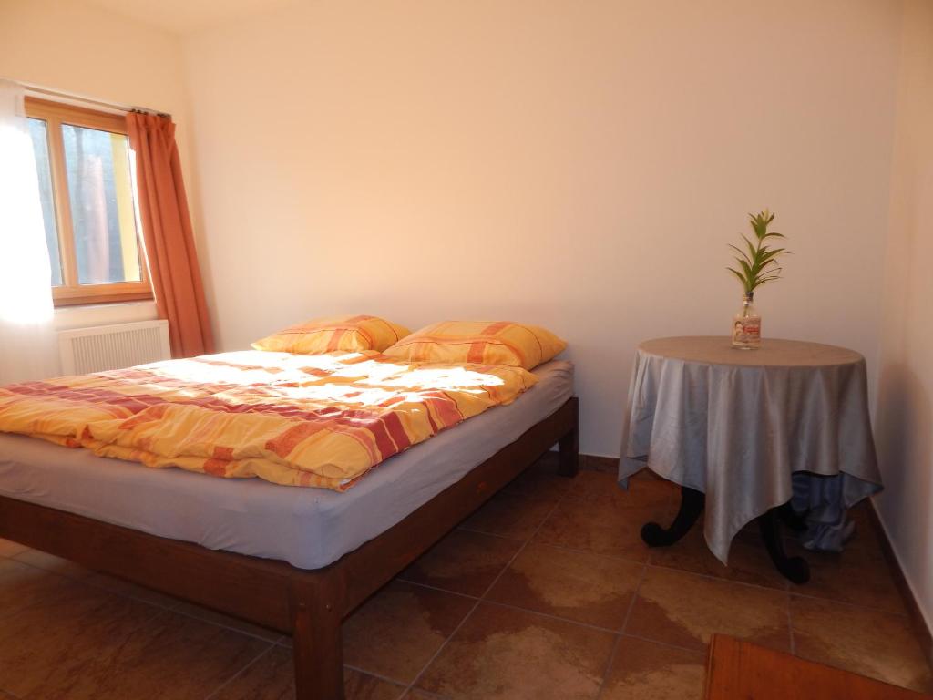 Un pat sau paturi într-o cameră la Penzion Jaro Žampach