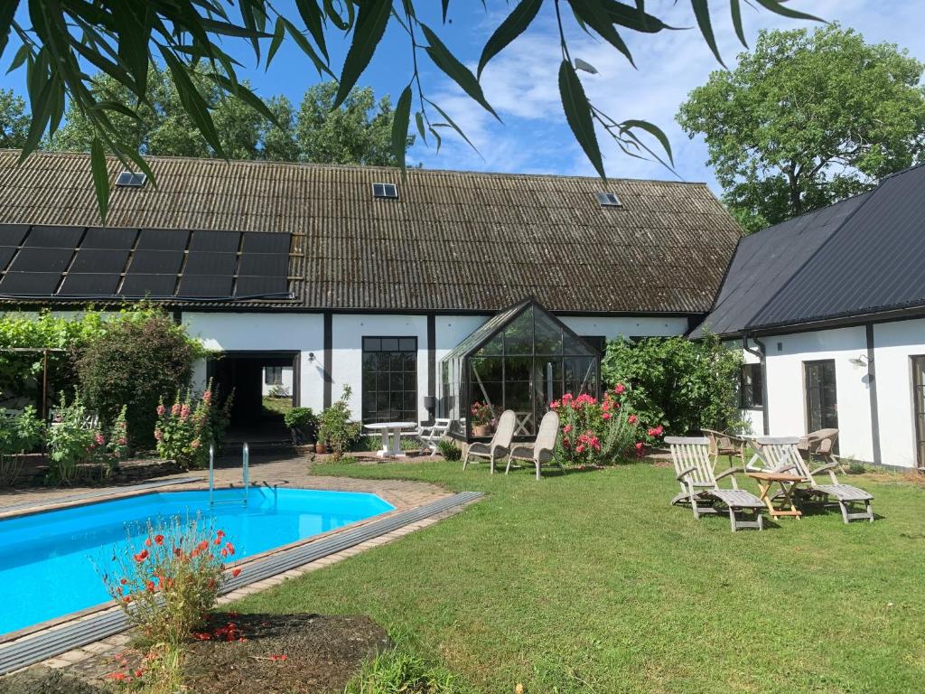 a house with a swimming pool in the yard at Lunkaberg Bed & Breakfast in Simrishamn