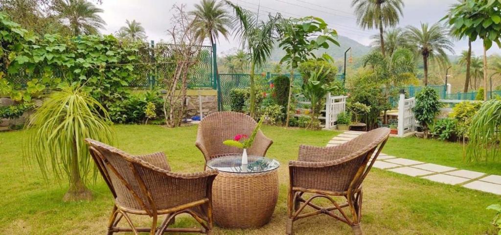 a group of chairs and a table in a yard at Hari Niwas - A Boutique Garden Resort Mount Abu in Mount Ābu