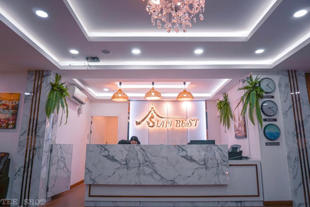 un vestíbulo de un mejor restaurante de esquí con barra de mármol en Siam Best Inn en Makkasan