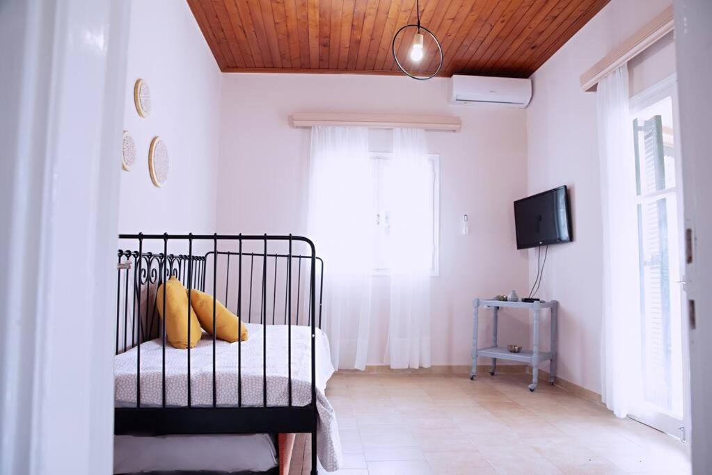 una camera da letto con un letto con cuscini gialli di The Homey a Sidari