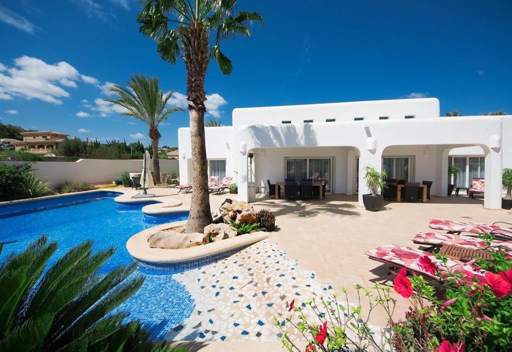 eine Villa mit einem Pool und einem Resort in der Unterkunft Luxury Xenofilia V in Moraira