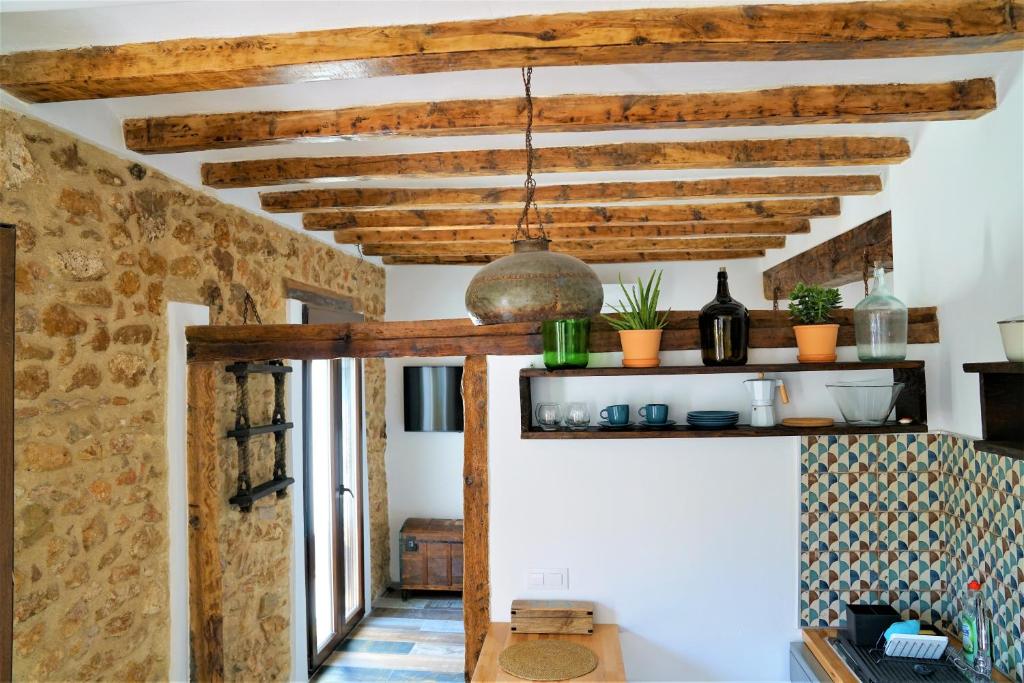 a kitchen with wooden beams and a ceiling at Romantico Apartamento en el Puerto de Denia in Denia