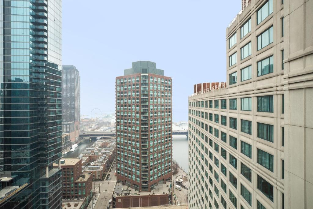 Sheraton Grand Chicago Riverwalk - Illinois, 1 Bedroom Larger Suite, 1 King Or 2 Double