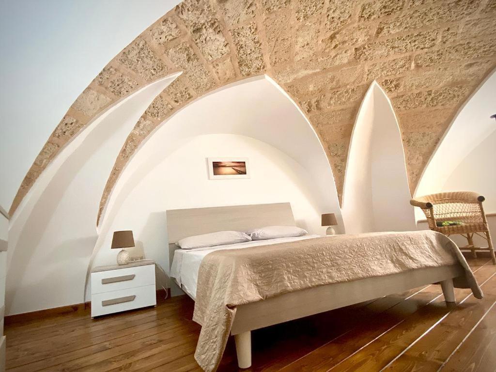 a bedroom with a bed in an arched ceiling at Casa Tramonto in Alliste
