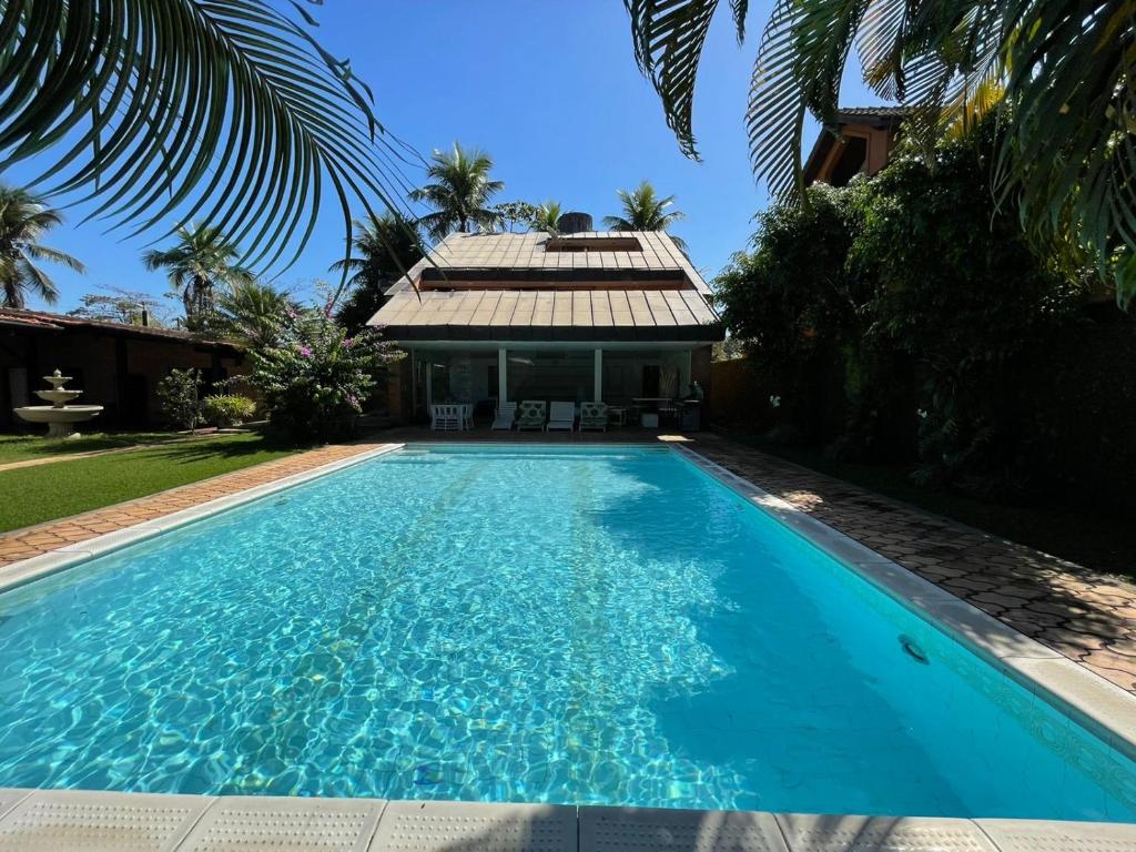 una piscina frente a una casa en House 30 meters from the beach, en Guarujá