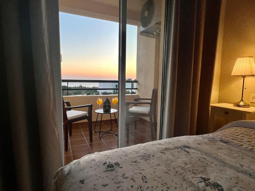 - une chambre avec un lit et une vue sur un balcon dans l'établissement Apartment with Sea and views near Marbella Spain, à Cabopino