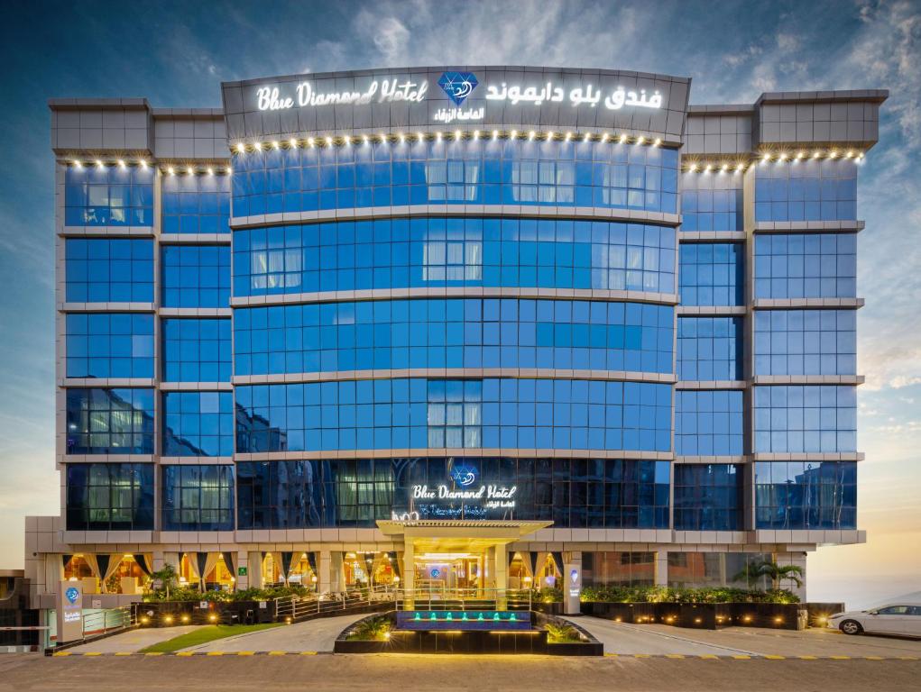 فندق بلو دايموند جدة في جدة: مبنى زجاجي كبير عليه انوار