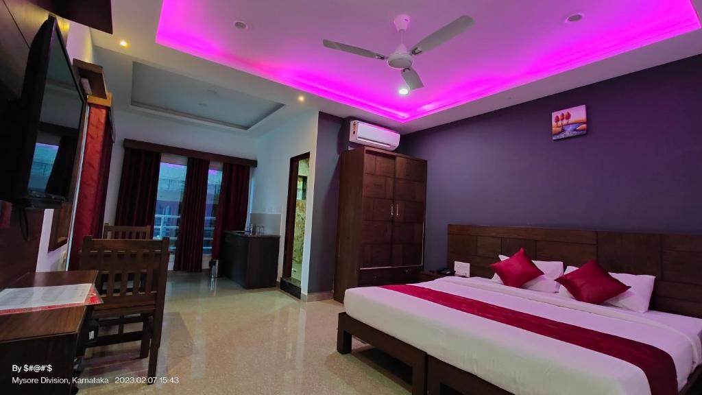 sypialnia z dużym łóżkiem i fioletowym sufitem w obiekcie Coorg ASHOK PALACE w mieście Madikeri