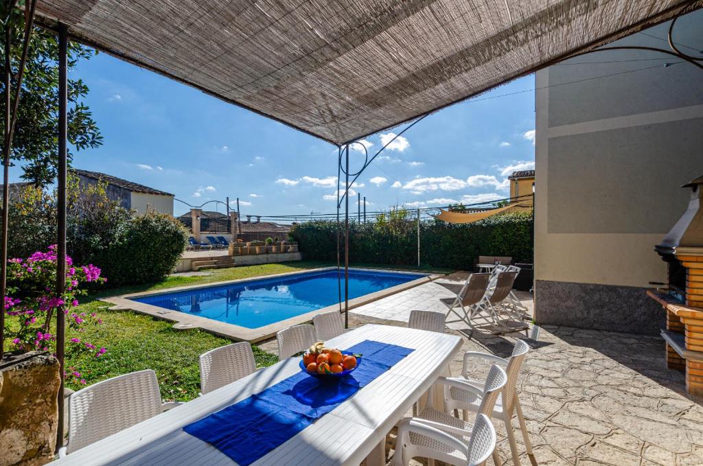 The swimming pool at or close to YourHouse Can Bombarda for groups up to 10 guests, perfect for cycling