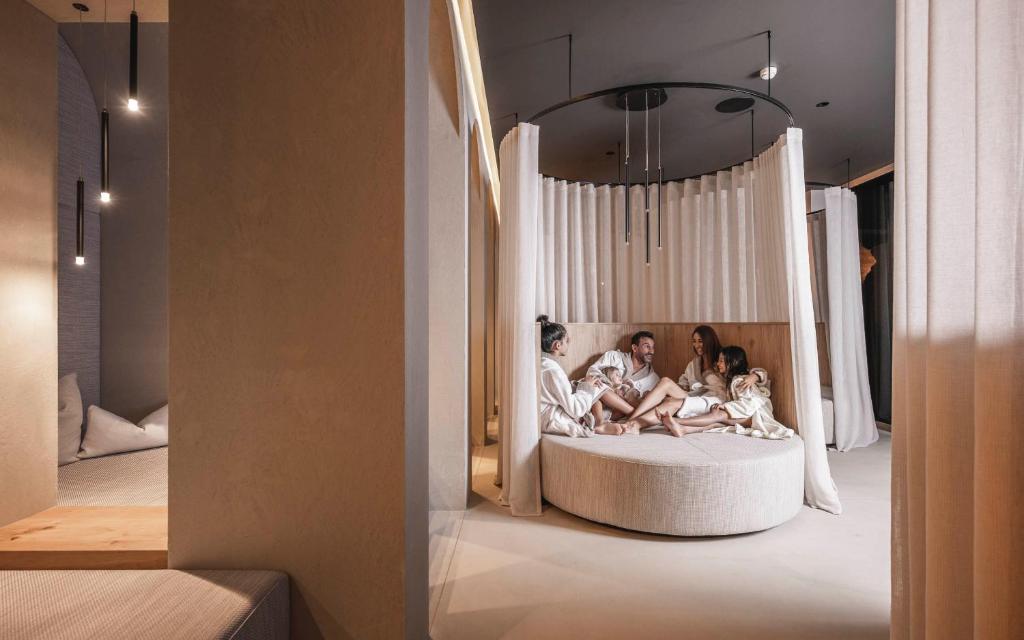 Postel nebo postele na pokoji v ubytování Biancaneve Family Hotel