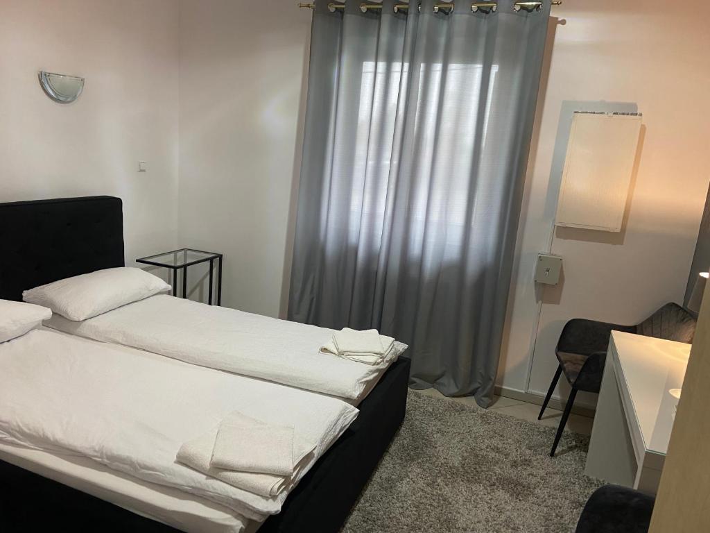 Żółta Walizka Gościniec - Double Room With Private Bathroom