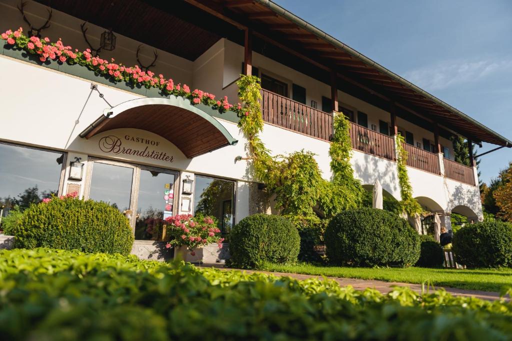 ein Hotel mit Blumen auf der Seite in der Unterkunft Hotel Gasthof Brandstätter in Salzburg