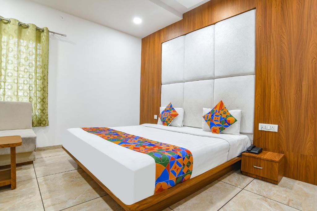 1 dormitorio con 1 cama blanca grande en una habitación en FabHotel Right Choice, en Indore