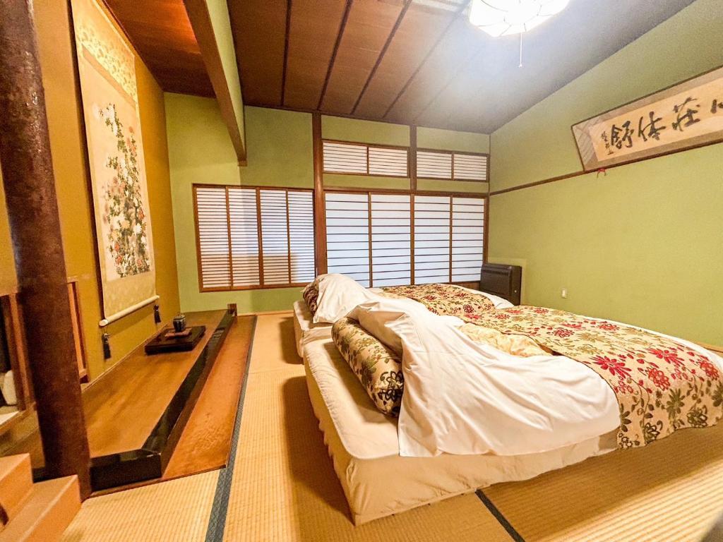 Postel nebo postele na pokoji v ubytování Arifuku Onsen Yoshidaya